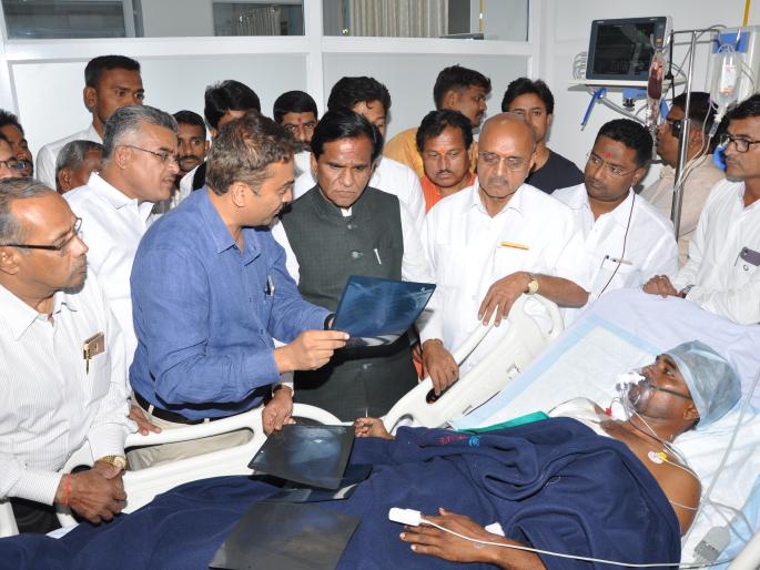 Rahejaheb Danwe seeks one lakh rupees for each of the injured in Chevgaon firefight | शेवगाव गोळीबारातील जखमींना प्रत्येकी एक लाखाची मदत- रावसाहेब दानवे यांनी नगरमध्ये शेतक-यांची घेतली भेट Rahejaheb Danwe seeks one lakh rupees for each of the injured in Chevgaon firefight | शेवगाव गोळीबारातील जखमींना प्रत्येकी एक लाखाची मदत- रावसाहेब दानवे यांनी नगरमध्ये शेतक-यांची घेतली भेट