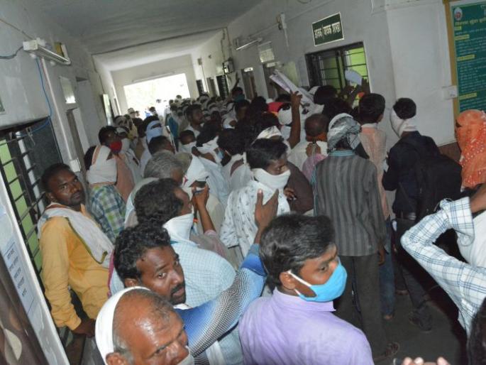 Crowd in Panchayat Samiti for the benefit of schemes! | योजनांच्या लाभासाठी पंचायत समितिमध्ये उसळली गर्दी! Crowd in Panchayat Samiti for the benefit of schemes! | योजनांच्या लाभासाठी पंचायत समितिमध्ये उसळली गर्दी!