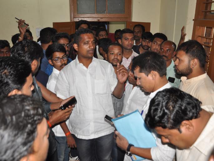 Dispute During the election of the office bearers of Youth Congress in two groups of sangli | युवक काँग्रेसच्या पदाधिकाऱ्यांच्या निवडीवेळी 'दोन गटात वाद' Dispute During the election of the office bearers of Youth Congress in two groups of sangli | युवक काँग्रेसच्या पदाधिकाऱ्यांच्या निवडीवेळी 'दोन गटात वाद'