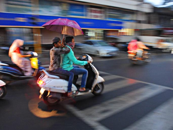 Heavy rains in Kolhapur district, sleet throughout the day | कोल्हापूर जिल्ह्यात जोरदार पाऊस, दिवसभर उघडझाप Heavy rains in Kolhapur district, sleet throughout the day | कोल्हापूर जिल्ह्यात जोरदार पाऊस, दिवसभर उघडझाप