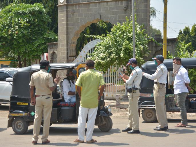 Action taken against auto drivers who do not wear masks | मास्क न घालणाऱ्या ऑटो चालकांविरुद्ध धडक कारवाई Action taken against auto drivers who do not wear masks | मास्क न घालणाऱ्या ऑटो चालकांविरुद्ध धडक कारवाई