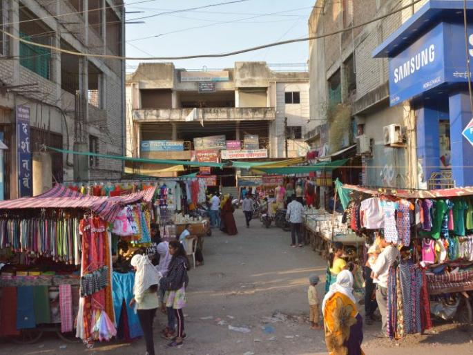 'Parking' on direct street; Municipal Corporation work | थेट रस्त्यावर ‘पार्किंग’; मनपाचा उफराटा कारभार 'Parking' on direct street; Municipal Corporation work | थेट रस्त्यावर ‘पार्किंग’; मनपाचा उफराटा कारभार