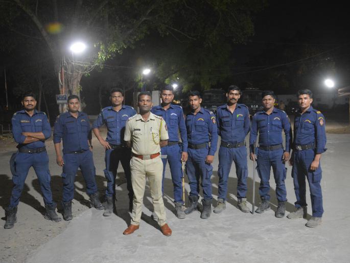 Police cautions in the night; Patrol control squad patrol overnight | रात्रगस्तीत पोलीस सतर्क; दंगा नियंत्रण पथकाची रात्रभर गस्त  Police cautions in the night; Patrol control squad patrol overnight | रात्रगस्तीत पोलीस सतर्क; दंगा नियंत्रण पथकाची रात्रभर गस्त