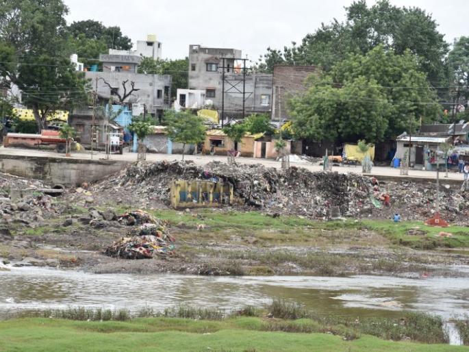 22 parts of Akola City at risk in case of heavy rains | अतिवृष्टी झाली तर २२ भागांना धोका; नागरिकांचे अताेनात हाल! 22 parts of Akola City at risk in case of heavy rains | अतिवृष्टी झाली तर २२ भागांना धोका; नागरिकांचे अताेनात हाल!