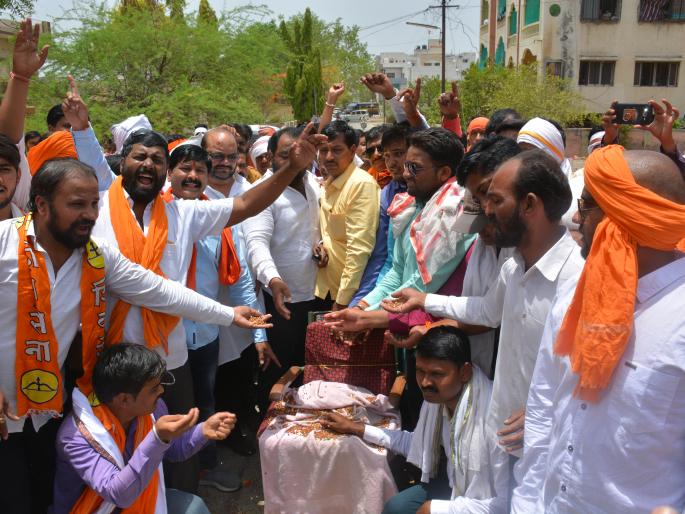 Shiv Sena attack on District Marketing Office | जिल्हा मार्केटिंग कार्यालयावर शिवसेनेचा हल्लाबोल ; खुर्चीवर तूर-हरभरा टाकून केला निषेध