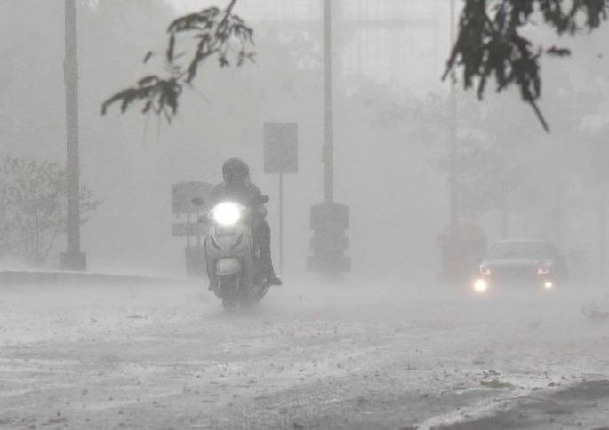 Arrival of torrential rains in Nagpur; Relief from humidity | नागपुरात वळीवाच्या पावसाचे आगमन; उकाड्यापासून दिलासा