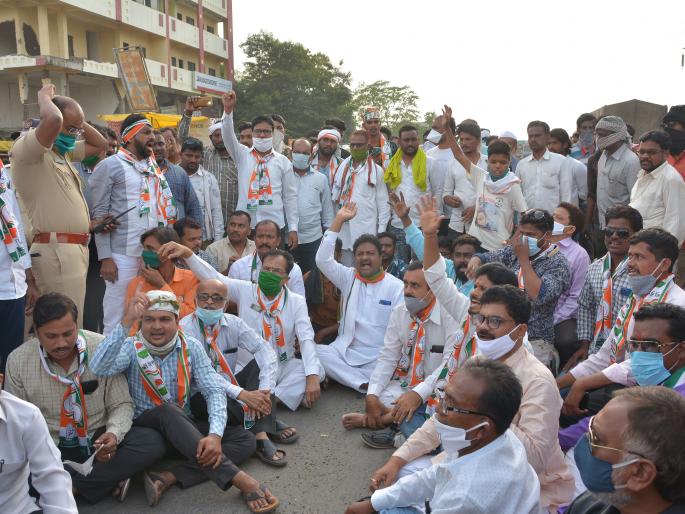 Rahul Gandhi arrested; Block the way of Congress in Akola | राहुल गांधींना अटक; काँग्रेसचा अकोल्यात रास्ता रोको Rahul Gandhi arrested; Block the way of Congress in Akola | राहुल गांधींना अटक; काँग्रेसचा अकोल्यात रास्ता रोको