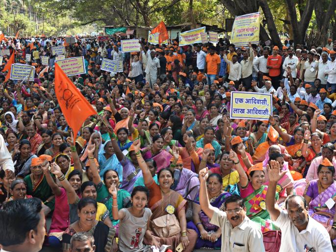 Outrage march on the Collector's Office | आदिवासी कोळी समाजाचा जिल्हाधिकारी कार्यालयावर आक्रोश मोर्चा Outrage march on the Collector's Office | आदिवासी कोळी समाजाचा जिल्हाधिकारी कार्यालयावर आक्रोश मोर्चा
