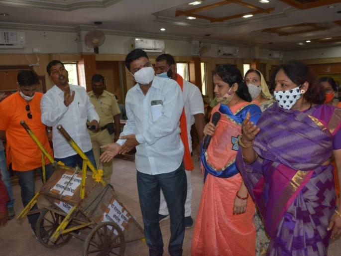 All-party corporators rallied on the issue of cleanliness; Commissioner alone | स्वच्छतेच्या मुद्यावर सर्वपक्षीय नगरसेवक एकवटले; आयुक्त एकाकी All-party corporators rallied on the issue of cleanliness; Commissioner alone | स्वच्छतेच्या मुद्यावर सर्वपक्षीय नगरसेवक एकवटले; आयुक्त एकाकी