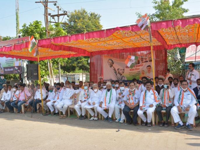 Akola : Congress Agitation in front of the Collector's office | कॉंग्रेसने दिले जिल्हाधिकारी कार्यालयासमोर धरणे Akola : Congress Agitation in front of the Collector's office | कॉंग्रेसने दिले जिल्हाधिकारी कार्यालयासमोर धरणे