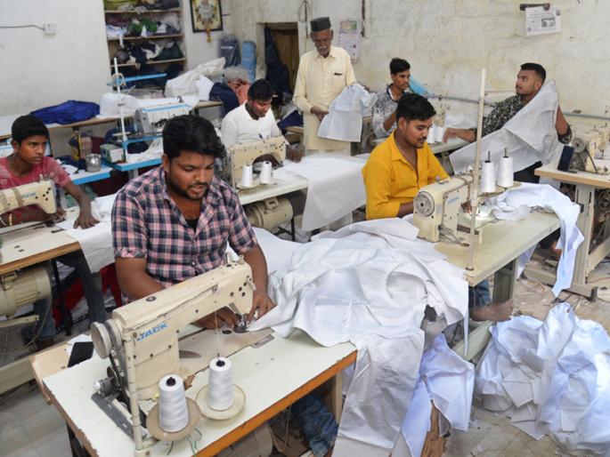 Accelerate the work of sewing the ban on Siddheshwar Yatra in Solapur | सोलापुरातील सिद्धेश्वर यात्रेतील बाराबंदी शिवण्याच्या कामाला गती Accelerate the work of sewing the ban on Siddheshwar Yatra in Solapur | सोलापुरातील सिद्धेश्वर यात्रेतील बाराबंदी शिवण्याच्या कामाला गती