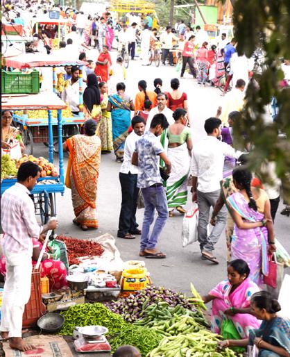 Another Tuesday Market Fills in Solapur ... | सोलापुरात भरतो आणखी एक मंगळवार बाजार... Another Tuesday Market Fills in Solapur ... | सोलापुरात भरतो आणखी एक मंगळवार बाजार...
