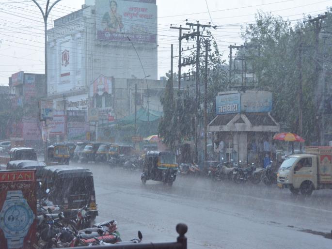 Untimely strike in Akola; Heavy rain with hail! | अकोल्यात अवकाळीचा तडाखा; गारपिटीसह जोरदार पाऊस! Untimely strike in Akola; Heavy rain with hail! | अकोल्यात अवकाळीचा तडाखा; गारपिटीसह जोरदार पाऊस!