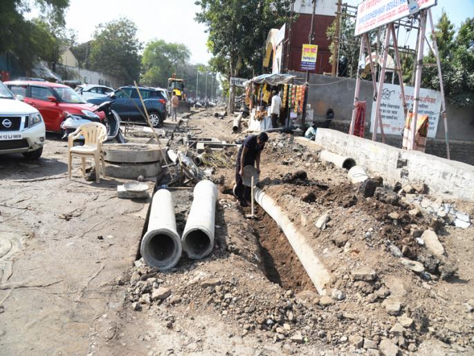 Road from Park Chowk to Phadkule Hall in Solapur, the pits on the other side remain intact! | सोलापुरातील पार्क चौक ते फडकुले हॉल रस्ता तयार, बाजूला खड्डे मात्र कायम ! Road from Park Chowk to Phadkule Hall in Solapur, the pits on the other side remain intact! | सोलापुरातील पार्क चौक ते फडकुले हॉल रस्ता तयार, बाजूला खड्डे मात्र कायम !