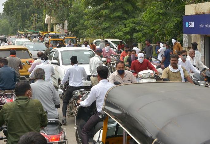 The number of patients dropped; Citizen of Akola not fear Corona | रुग्णसंख्या घसरली; बेफिकीरी कायम! The number of patients dropped; Citizen of Akola not fear Corona | रुग्णसंख्या घसरली; बेफिकीरी कायम!