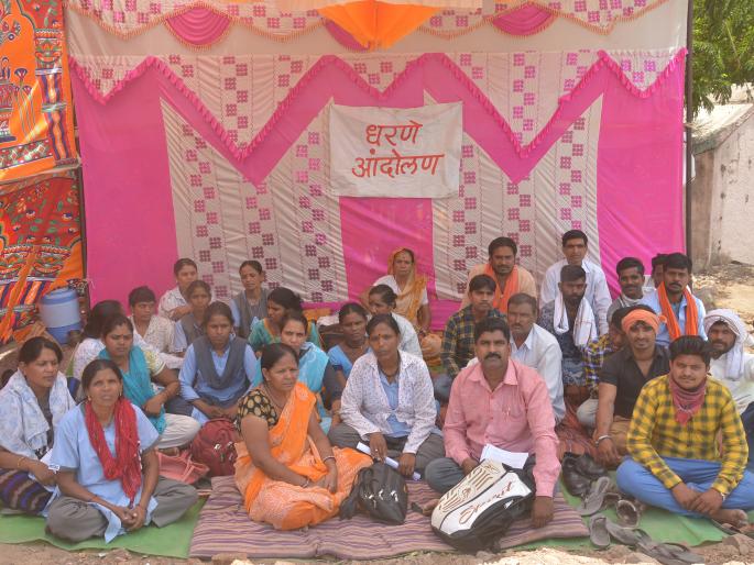 Contract Workers agitation for sallary | वेतनासाठी कंत्राटी कर्मचाऱ्यांचे कामबंद आंदोलन  Contract Workers agitation for sallary | वेतनासाठी कंत्राटी कर्मचाऱ्यांचे कामबंद आंदोलन