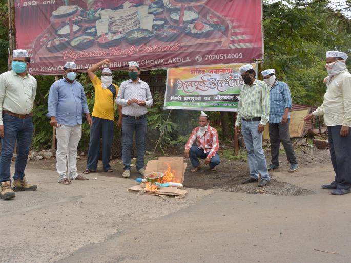 Aam Aadmi Party Holi of Chinese products in Akola | अकोल्यात आम आदमी पक्षाने केली चिनी उत्पादनांची जाहीर होळी Aam Aadmi Party Holi of Chinese products in Akola | अकोल्यात आम आदमी पक्षाने केली चिनी उत्पादनांची जाहीर होळी