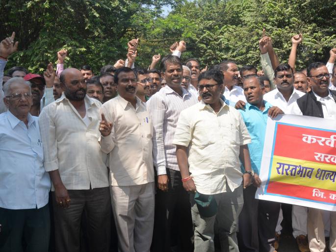 Kolhapur: Do not give the cash amount, the ration rescue committee's demand | कोल्हापूर : रोख रक्कम नको धान्य द्या, रेशन बचाव समितीची मागणी Kolhapur: Do not give the cash amount, the ration rescue committee's demand | कोल्हापूर : रोख रक्कम नको धान्य द्या, रेशन बचाव समितीची मागणी