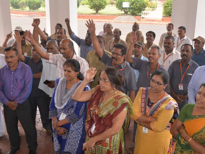 Kolhapur: exhibition of Shivaji University staffing teams; Entrance gathering | कोल्हापूर : शिवाजी विद्यापीठ कर्मचारी संघांची निदर्शने; प्रवेशद्वार सभा Kolhapur: exhibition of Shivaji University staffing teams; Entrance gathering | कोल्हापूर : शिवाजी विद्यापीठ कर्मचारी संघांची निदर्शने; प्रवेशद्वार सभा