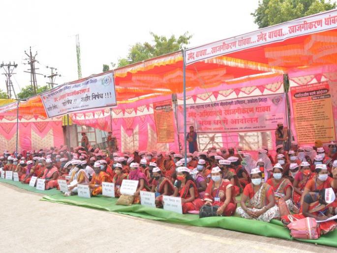 Agitation held by the women of Umaid Abhiyan | उमेद अभियानाच्या महिलांनी दिले धरणे Agitation held by the women of Umaid Abhiyan | उमेद अभियानाच्या महिलांनी दिले धरणे