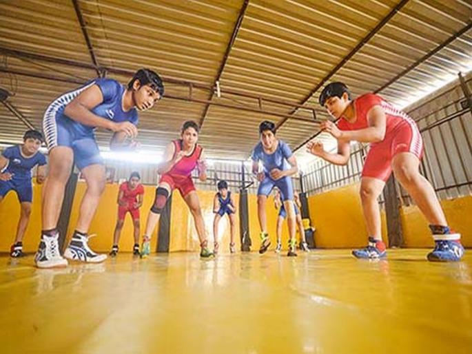 Wrestling Left Sports? Live report from the wrestling girls' school that gives everyone a great reply | कुस्ती बायांचा खेळ हाय का? असं विचारणा-या प्रत्येकाला चोख उत्तर देणा-या कुस्तीगीर मुलींच्या शाळेतून लाइव्ह रिपोर्ट Wrestling Left Sports? Live report from the wrestling girls' school that gives everyone a great reply | कुस्ती बायांचा खेळ हाय का? असं विचारणा-या प्रत्येकाला चोख उत्तर देणा-या कुस्तीगीर मुलींच्या शाळेतून लाइव्ह रिपोर्ट