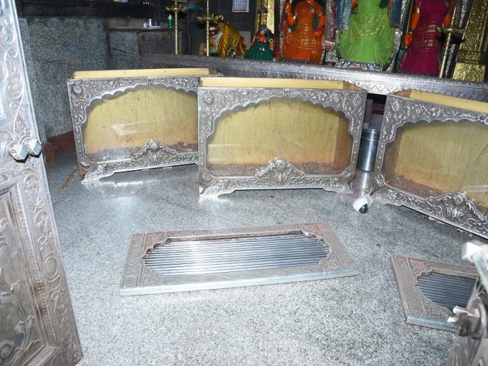 Threatened robbery in the goddess Tirthakshetra Vajreshwari Devi temple | तिर्थक्षेत्र वज्रेश्वरी देवी मंदिरात धाडसी दरोडा Threatened robbery in the goddess Tirthakshetra Vajreshwari Devi temple | तिर्थक्षेत्र वज्रेश्वरी देवी मंदिरात धाडसी दरोडा