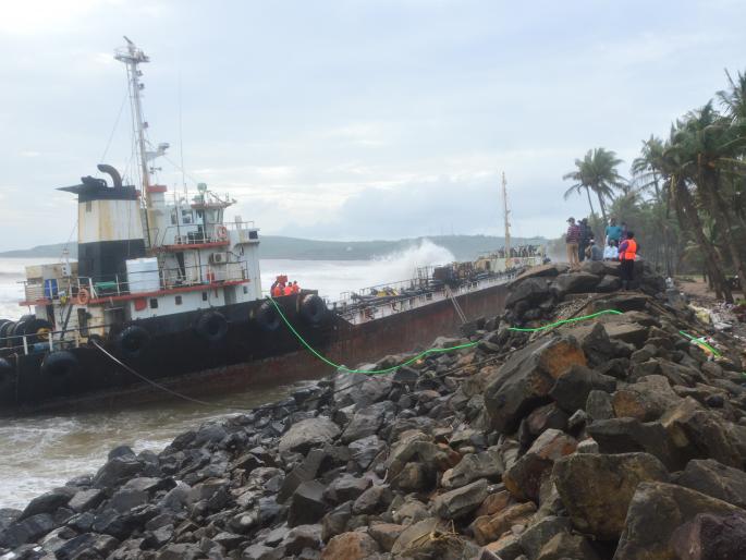 The ship stuck at Mirya is still there | मिऱ्या येथे अडकलेले जहाज अजून तिथेच, जहाज एजन्सीला अल्टीमेटम The ship stuck at Mirya is still there | मिऱ्या येथे अडकलेले जहाज अजून तिथेच, जहाज एजन्सीला अल्टीमेटम