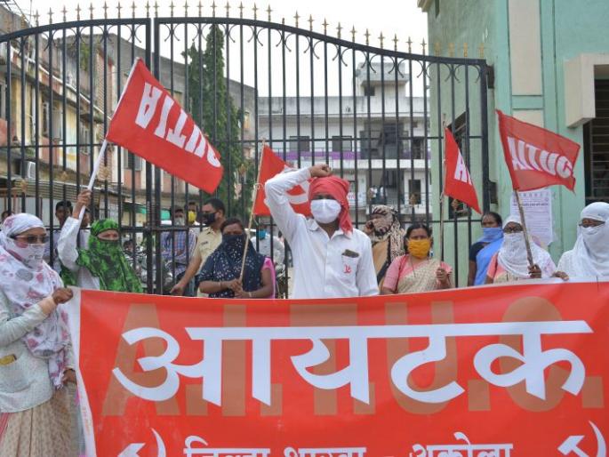 Protests of 'Aitak' organization in front of Municipal Corporation | 'आयटक' संघटनेची महानगरपालीकेसमोर निदर्शने Protests of 'Aitak' organization in front of Municipal Corporation | 'आयटक' संघटनेची महानगरपालीकेसमोर निदर्शने