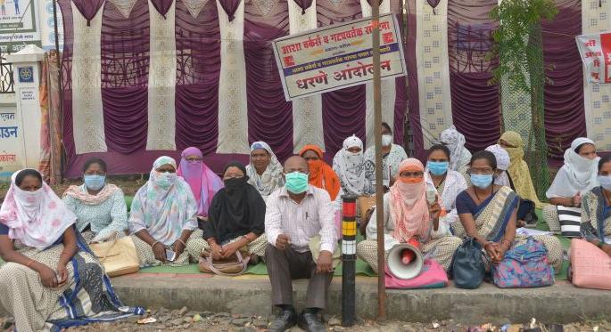 Asha workers, group promoters Agitation At Akola | आशा वर्कर्स, गटप्रवर्तकांनी दिले धरणे Asha workers, group promoters Agitation At Akola | आशा वर्कर्स, गटप्रवर्तकांनी दिले धरणे