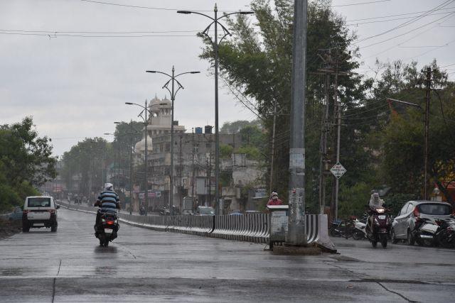 Akola's maximum temperature dropped; Cold in the atmosphere | अकोल्याचे कमाल तापमान घटले;  वातावरणात गारवा