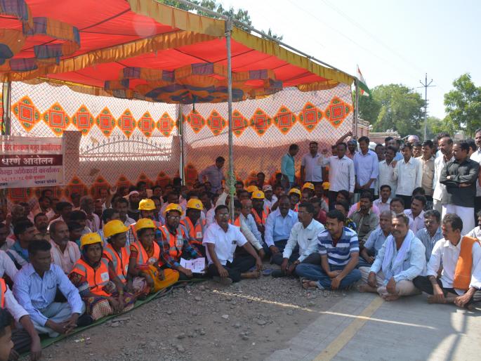 unorganized sector workers agitation in front of the Akola Collector Office | अकोला : असंघटीत क्षेत्रातील मजुरांनी जिल्हाधिकारी कार्यालयासमोर दिले धरणे unorganized sector workers agitation in front of the Akola Collector Office | अकोला : असंघटीत क्षेत्रातील मजुरांनी जिल्हाधिकारी कार्यालयासमोर दिले धरणे