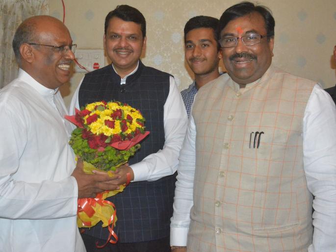 Chief Minister Fadnavis took a goodwill visit of MP Sanjay Dhotre | मुख्यमंत्री फडणवीस यांनी घेतली खासदार संजय धोत्रे यांची सदिच्छा भेट Chief Minister Fadnavis took a goodwill visit of MP Sanjay Dhotre | मुख्यमंत्री फडणवीस यांनी घेतली खासदार संजय धोत्रे यांची सदिच्छा भेट