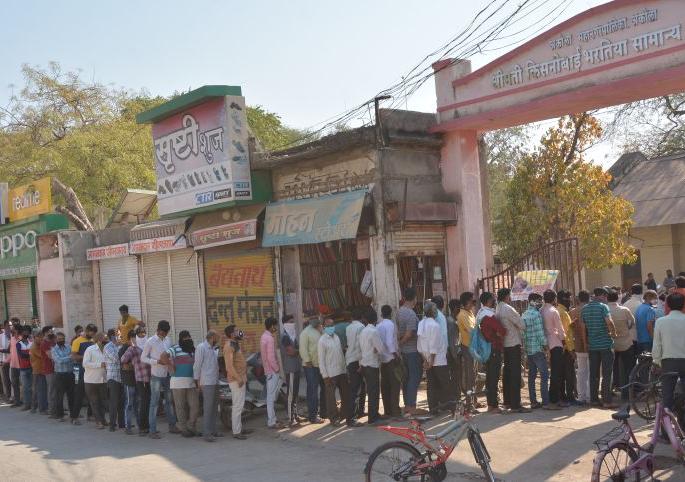 A throng of traders for the Covid test; Testing kit over! | काेविड चाचणीसाठी व्यापाऱ्यांची उसळली गर्दी; टेस्टिंग किट संपल्या! A throng of traders for the Covid test; Testing kit over! | काेविड चाचणीसाठी व्यापाऱ्यांची उसळली गर्दी; टेस्टिंग किट संपल्या!