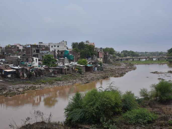 Houses built in the Morna river basin; Risk of flooding | चक्क नदीपात्रात उभारली घरे; पुराचा धोका Houses built in the Morna river basin; Risk of flooding | चक्क नदीपात्रात उभारली घरे; पुराचा धोका