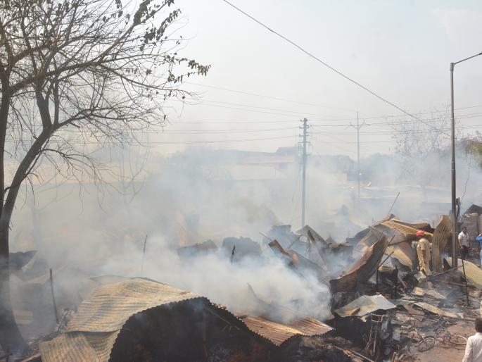Heavy fires in Mata Nagar of Akola; Five cylinders explosion; 15 huts burned | अकोल्यातील माता नगरमध्ये भीषण आग; ६० झोपड्या जळून खाक