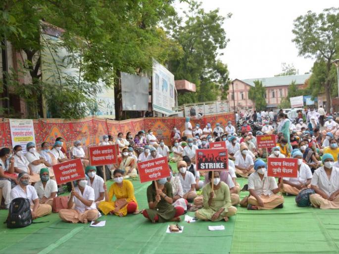 The nurses called for a two-day statewide strike | परिचारिकांनी पुकारले दोन दिवसीय राज्यव्यापी कामबंद आंदोलन The nurses called for a two-day statewide strike | परिचारिकांनी पुकारले दोन दिवसीय राज्यव्यापी कामबंद आंदोलन