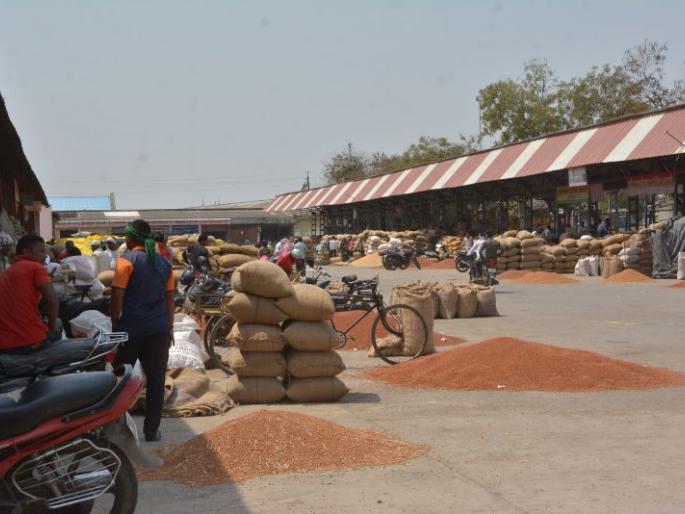 Horror of 'Corona': Incoming of commodities in the market! | ‘कोरोना ’ची धास्ती : बाजारात शेतमालाची आवक घसरली!