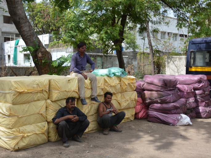 One crore worth of gutkha seized in Akola | अकोल्यात गुटख्यासह एक कोटीचा मुद्देमाल जप्त  One crore worth of gutkha seized in Akola | अकोल्यात गुटख्यासह एक कोटीचा मुद्देमाल जप्त