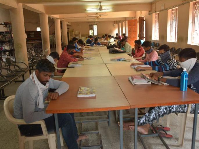 Readers' steps are turning to libraries! | वाचनालयांकडे वळत आहेत वाचकांची पावले! Readers' steps are turning to libraries! | वाचनालयांकडे वळत आहेत वाचकांची पावले!