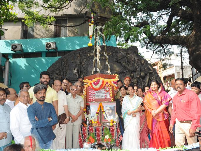 The centennial celebration of Kolhapur cinema, in the presence of Rana, Camera Poojan | कोल्हापूर चित्रपटसृष्टीची शताब्दी साजरी, राणादाच्या उपस्थितीत कॅमेरा पूजन The centennial celebration of Kolhapur cinema, in the presence of Rana, Camera Poojan | कोल्हापूर चित्रपटसृष्टीची शताब्दी साजरी, राणादाच्या उपस्थितीत कॅमेरा पूजन