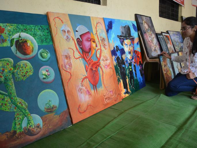 wonderful paintings of Zakir; Hundreds of Akolekar's visit to exhibition | श्रद्धा, जाकीरच्या अप्रतिम पेन्टिंग्सने घातली भुरळ; दिव्यांगांच्या प्रदर्शनाला शेकडो अकोलेकरांची भेट wonderful paintings of Zakir; Hundreds of Akolekar's visit to exhibition | श्रद्धा, जाकीरच्या अप्रतिम पेन्टिंग्सने घातली भुरळ; दिव्यांगांच्या प्रदर्शनाला शेकडो अकोलेकरांची भेट