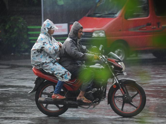 The presence of rain in Kolhapur, the chaos of the working group | कोल्हापुरात पावसाची हजेरी, नोकरदार मंडळींची धांदल