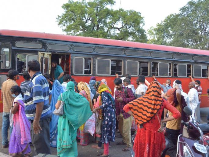 Akola : Bus stops can be Korona's hotspots | बसस्थानक ठरू शकतात काेराेनाचे हाॅटस्पाॅट Akola : Bus stops can be Korona's hotspots | बसस्थानक ठरू शकतात काेराेनाचे हाॅटस्पाॅट