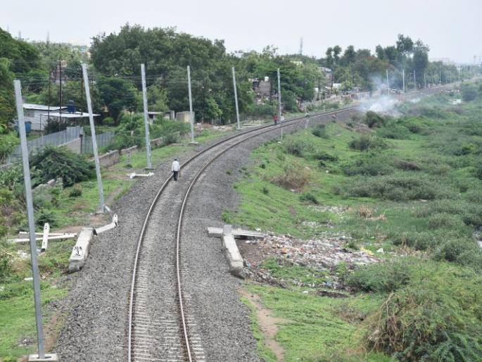 Acceleration of electrification of Akola-Purna railway line | अकोला-पूर्णा रेल्वेमार्गाच्या विद्युतीकरणाला गती Acceleration of electrification of Akola-Purna railway line | अकोला-पूर्णा रेल्वेमार्गाच्या विद्युतीकरणाला गती