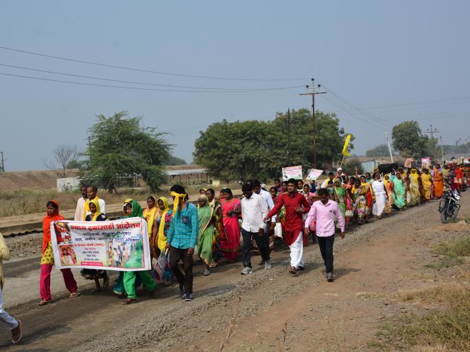 Tribals of Melghat 'Longmarch' towards Akola | मेळघाटातील आदीवासींचा अकोल्याच्या दिशेने ‘लाँगमार्च’ Tribals of Melghat 'Longmarch' towards Akola | मेळघाटातील आदीवासींचा अकोल्याच्या दिशेने ‘लाँगमार्च’