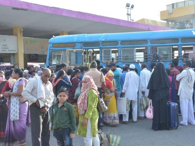 Crowd of passengers at the bus stand on Ganesh Chaturthi | गणेश चतुर्थीला प्रवाशांची बसस्थानकावर गर्दी Crowd of passengers at the bus stand on Ganesh Chaturthi | गणेश चतुर्थीला प्रवाशांची बसस्थानकावर गर्दी