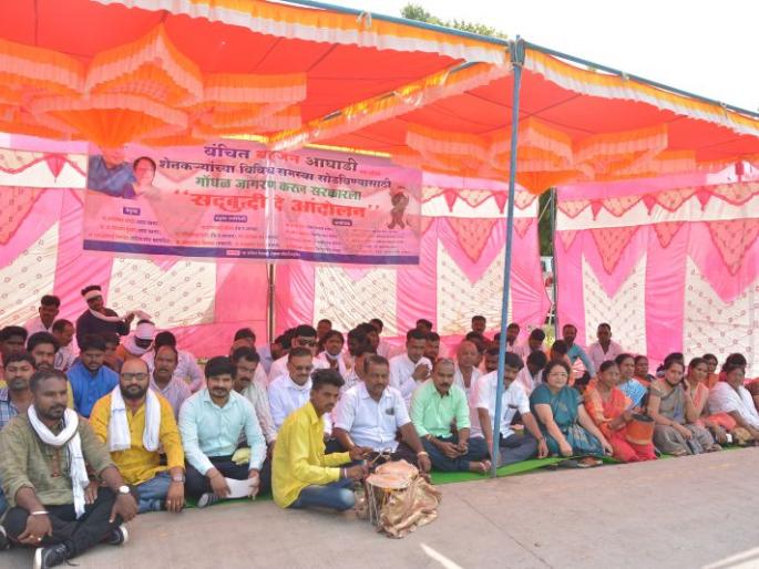 Give wisdom to the government to help the farmers | शेतकऱ्यांना मदत करण्याची सरकारला सद्बुद्धी द्यावी - 'वंचित'चे आंदोलन  Give wisdom to the government to help the farmers | शेतकऱ्यांना मदत करण्याची सरकारला सद्बुद्धी द्यावी - 'वंचित'चे आंदोलन