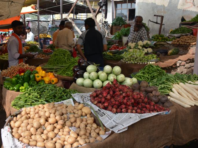 Tomato-onion-producing farmers in financial crisis | टमाटे-कांदे उत्पादक शेतकरी आर्थीक संकटात; आठ-दहा रुपये किलो पलीकडे भाव जाईना