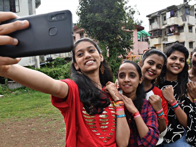 Rangala Friendship Day on social media, limits due to corona | सोशल मीडियावर रंगला फ्रेंडशिप डे, कोरोनामुळे मर्यादा Rangala Friendship Day on social media, limits due to corona | सोशल मीडियावर रंगला फ्रेंडशिप डे, कोरोनामुळे मर्यादा