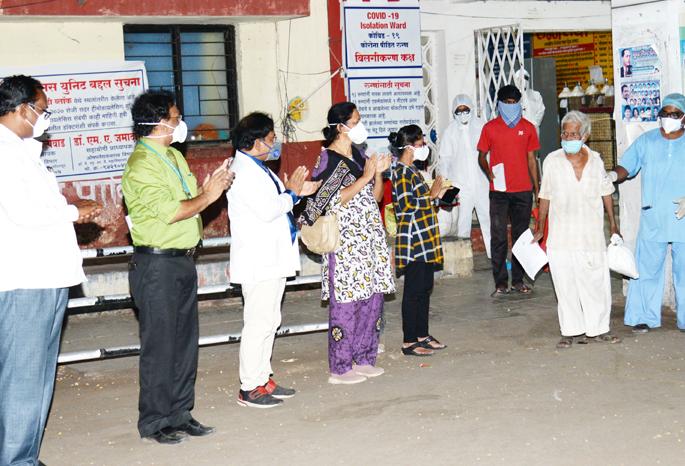 Ninety-year-old grandfather and one-year-old baby became corona-free | Good News; नव्वद वर्षाचे आजोबा अन् एक वर्षाचे बाळ झाले कोरोनामुक्त Ninety-year-old grandfather and one-year-old baby became corona-free | Good News; नव्वद वर्षाचे आजोबा अन् एक वर्षाचे बाळ झाले कोरोनामुक्त